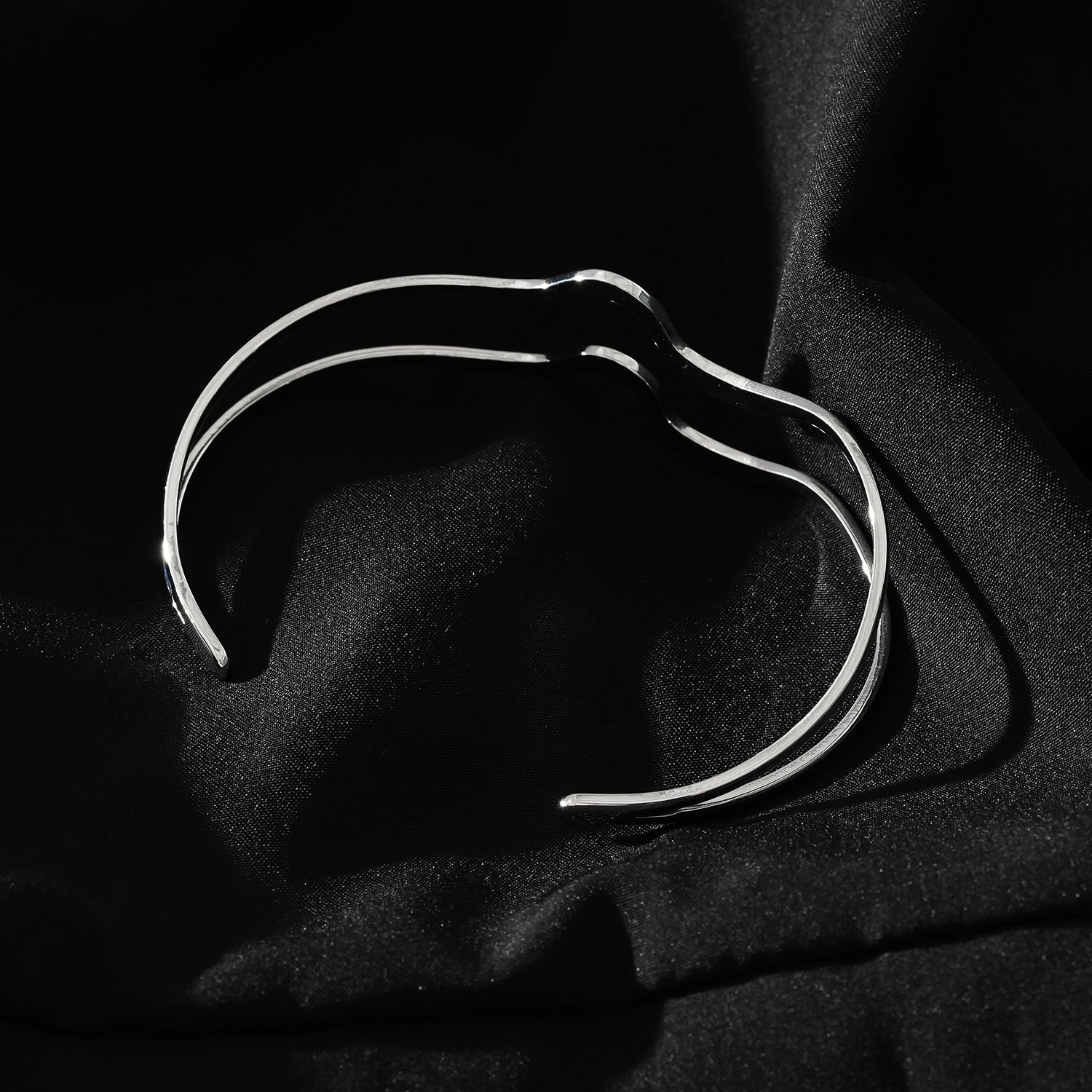 Bracelet Chitra en métal argenté | Design industriel chic | Bijou contemporain