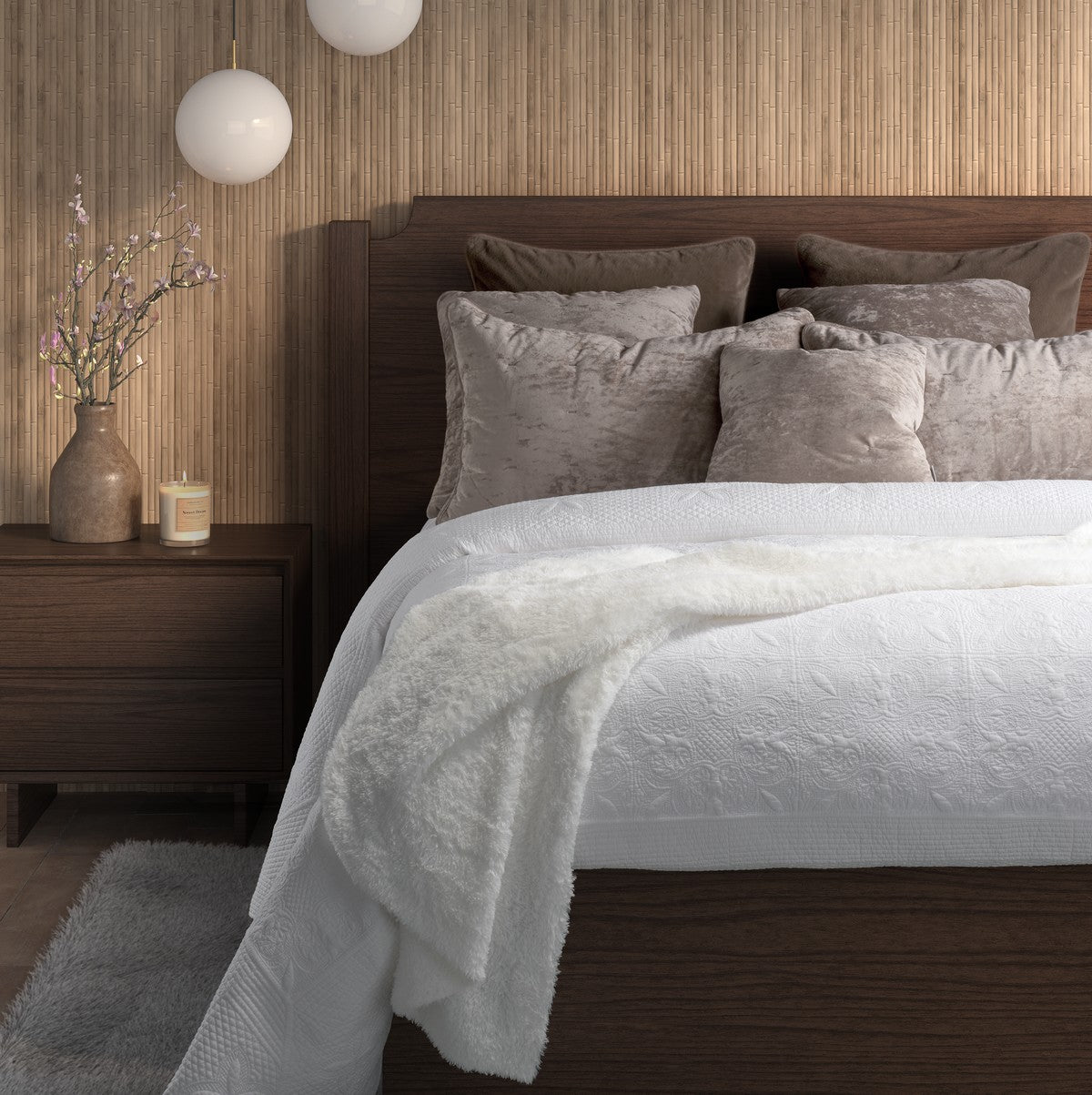 Courtepointe blanche style vintage Carmen, tissu texturé avec motif relief, sur lit