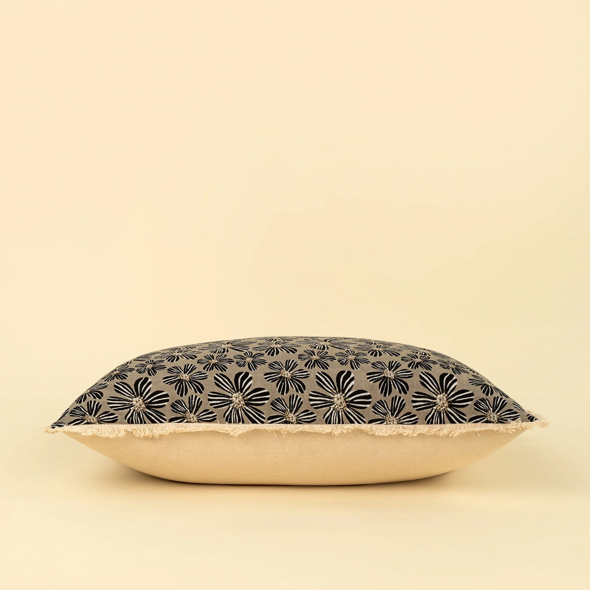 Coussin Daisy Play | 16 × 24 po | Motif floral imprimé au pochoir