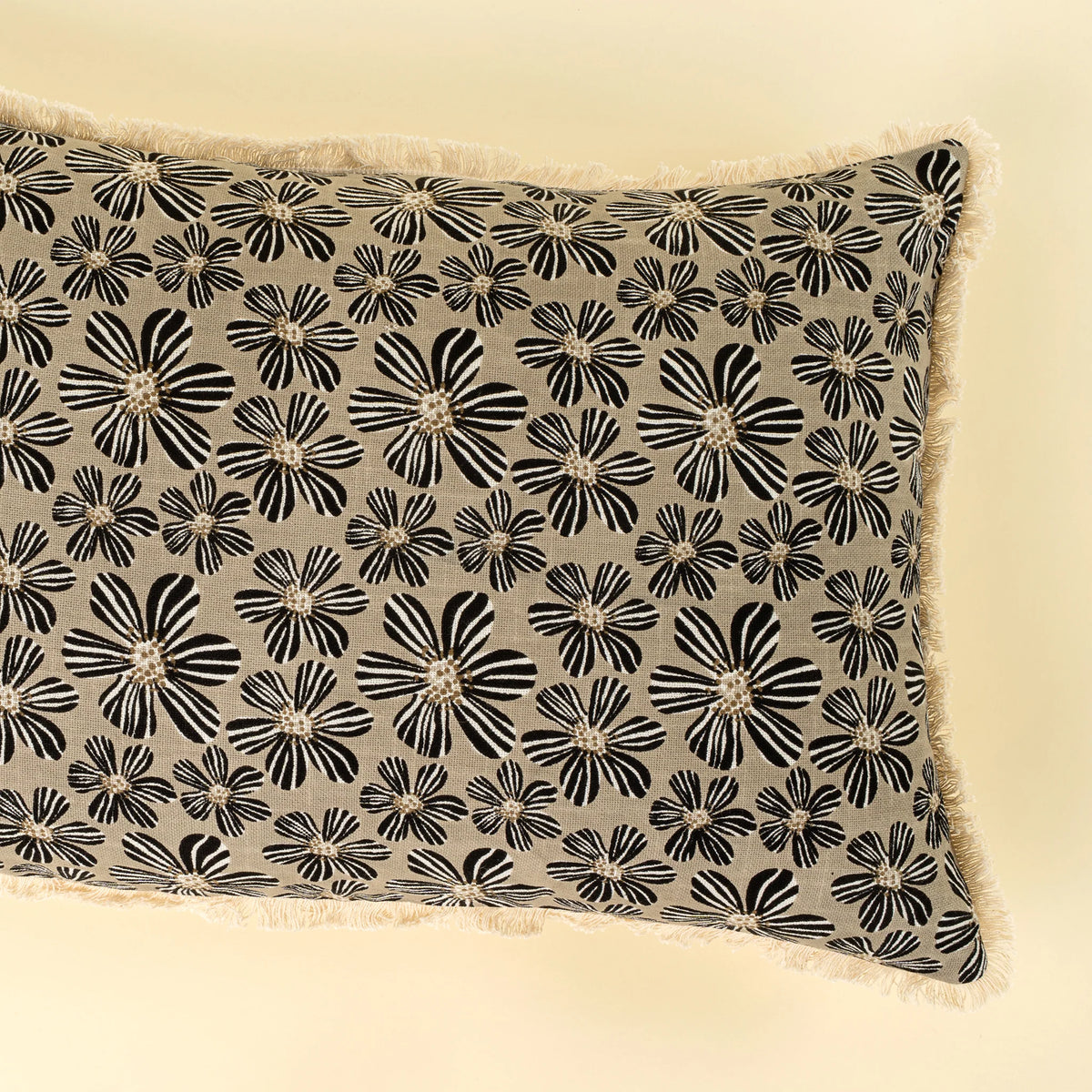 Coussin Daisy Play | 16 × 24 po | Motif floral imprimé au pochoir
