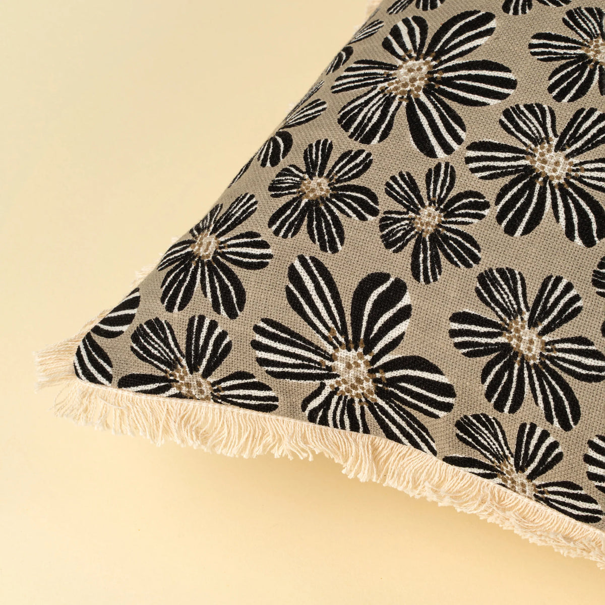 Coussin Daisy Play | 16 × 24 po | Motif floral imprimé au pochoir