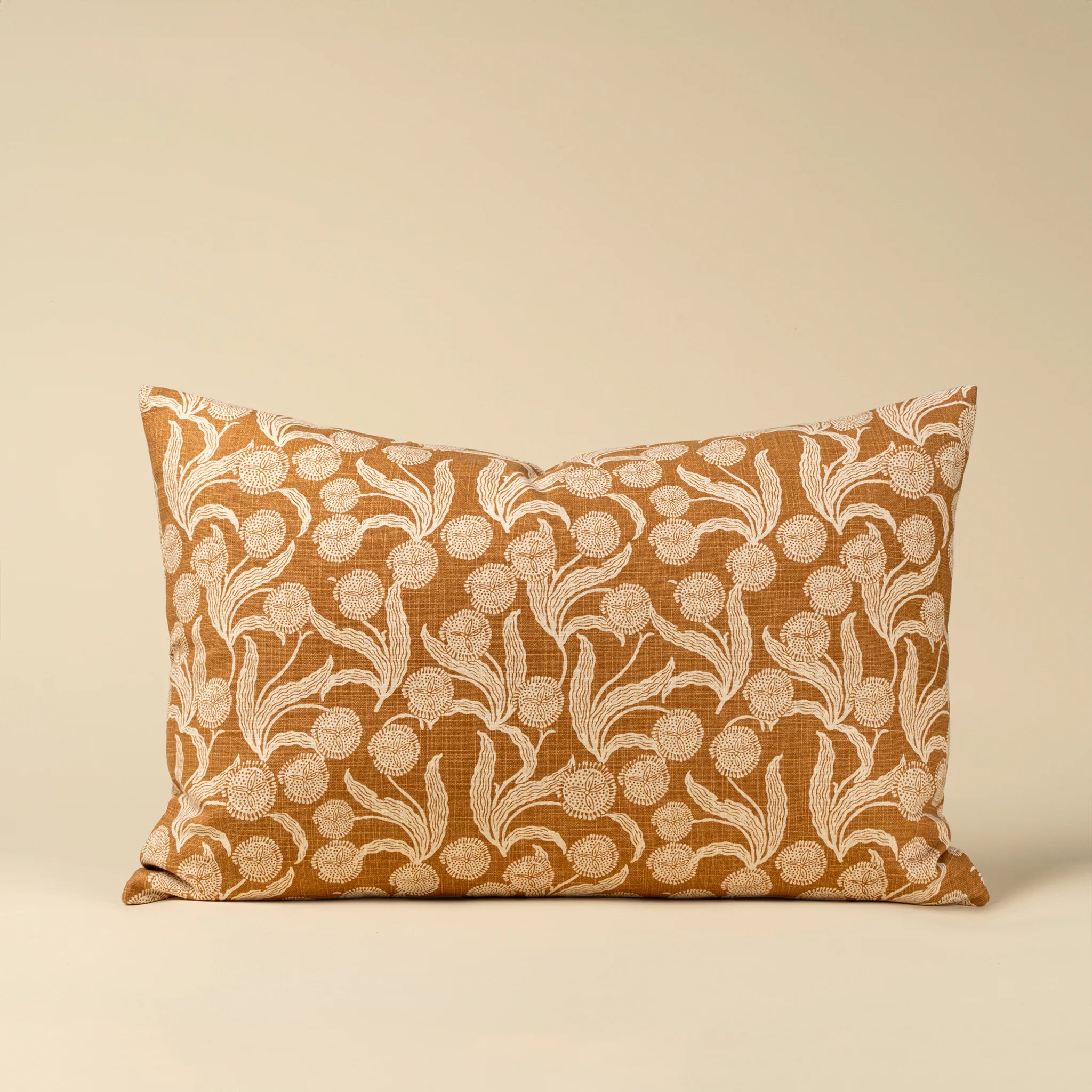 Coussin décoratif Paradisus terracotta 16 x 24 po avec motif botanique blanc en coton tissé à la main