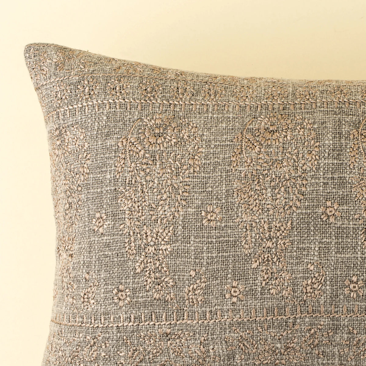Coussin brodé Nisha | 16 × 24 po | Gris cendré | Coton