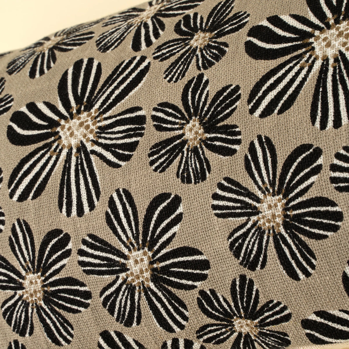 Daisy Play lumbar cushion | Daisy pattern | Black and white | Oblong shape
