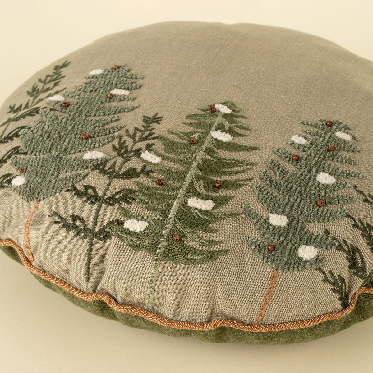Coussin rond Alpine Trees | Broderie forestière | 16 po