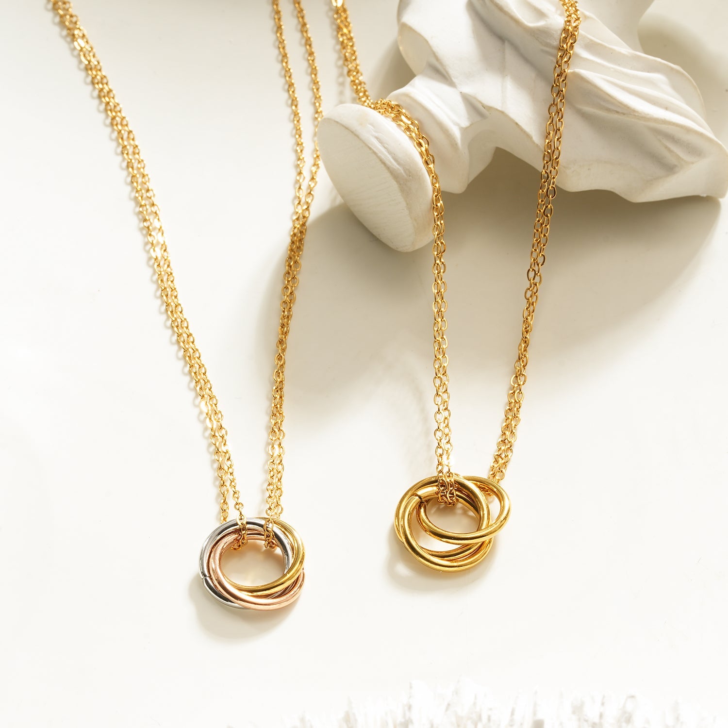 Collier double chaîne Elvira doré | Pendentif 3 anneaux entrelacés