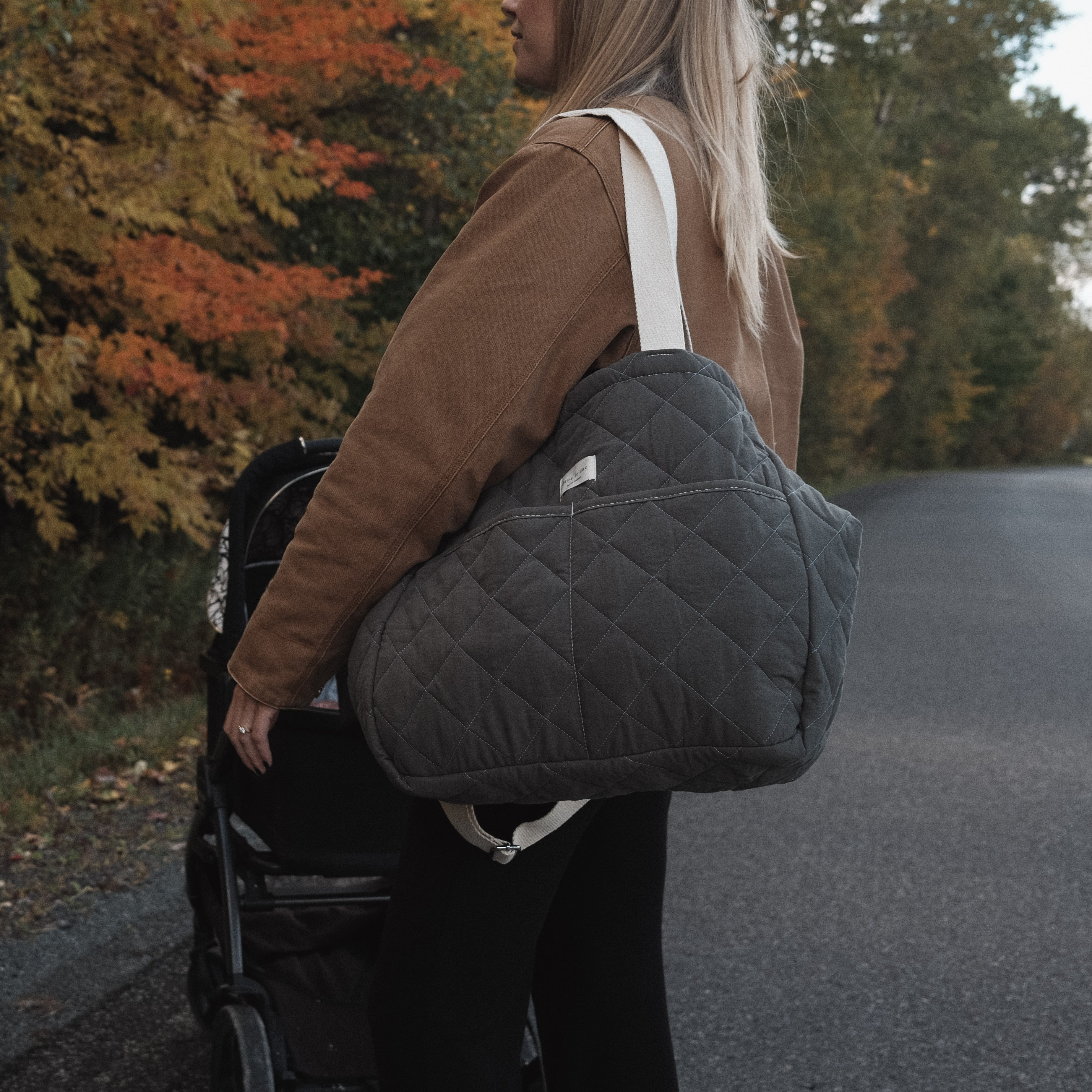 Sac à couches spacieux et élégant en coton avec poches multiples, bandoulière ajustable, fabriqué au Québec | Dans le sac