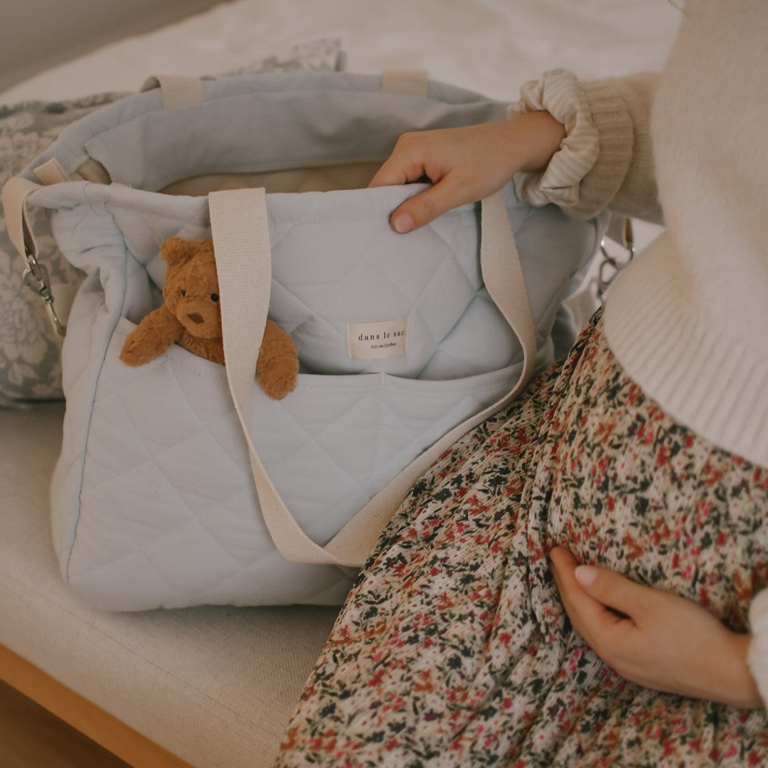 Sac à couches spacieux et élégant en coton avec poches multiples, bandoulière ajustable, fabriqué au Québec | Dans le sac
