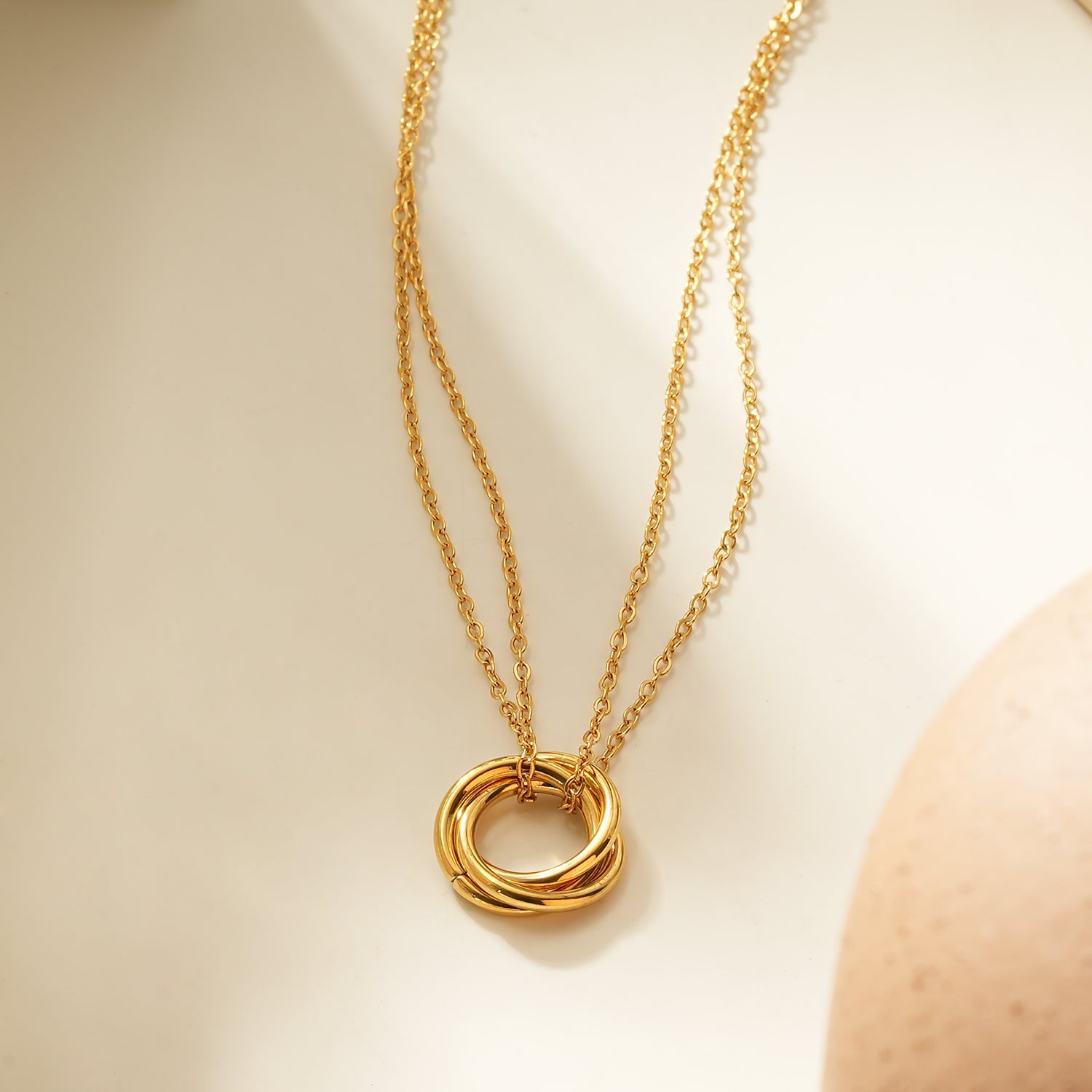 Collier Elvira doré avec pendentif trois anneaux entrelacés