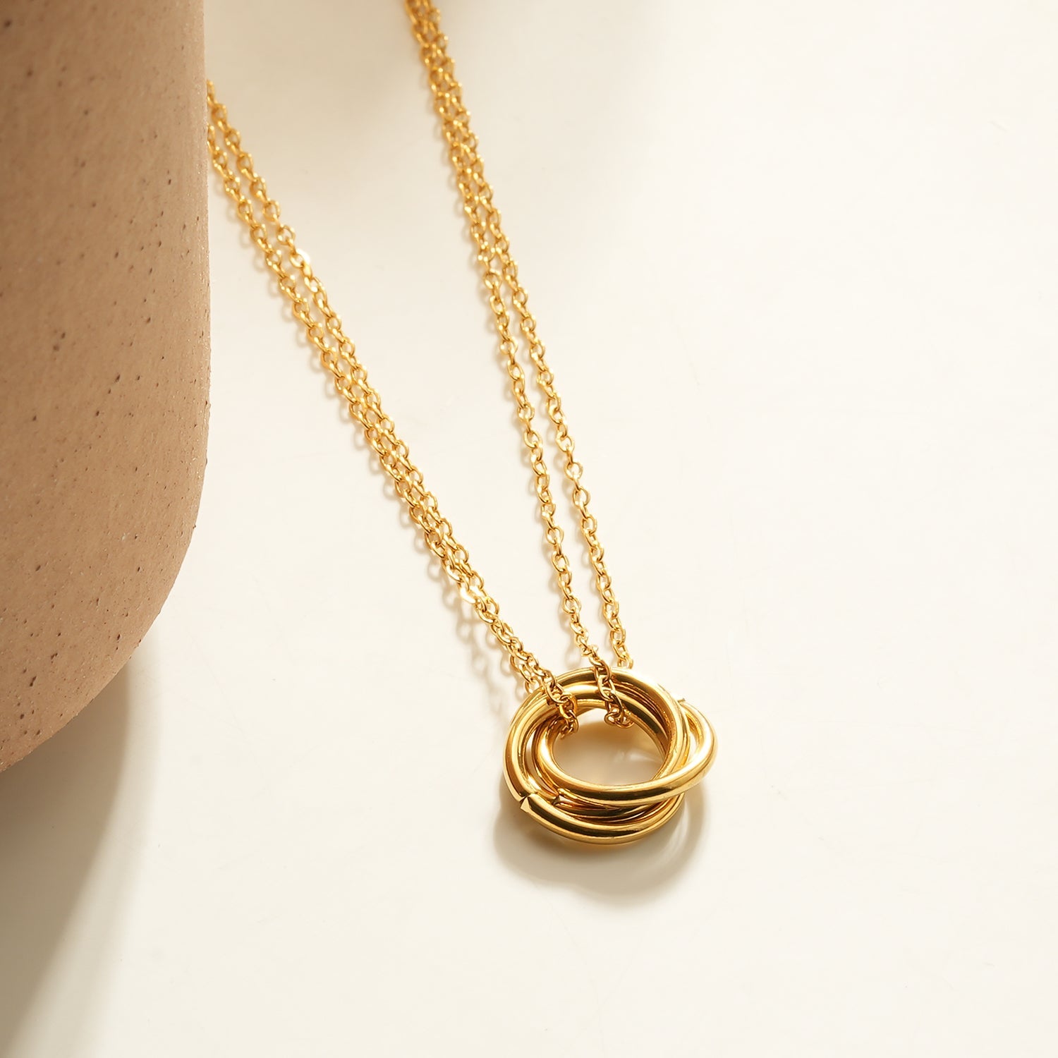 Collier double chaîne Elvira doré | Pendentif 3 anneaux entrelacés