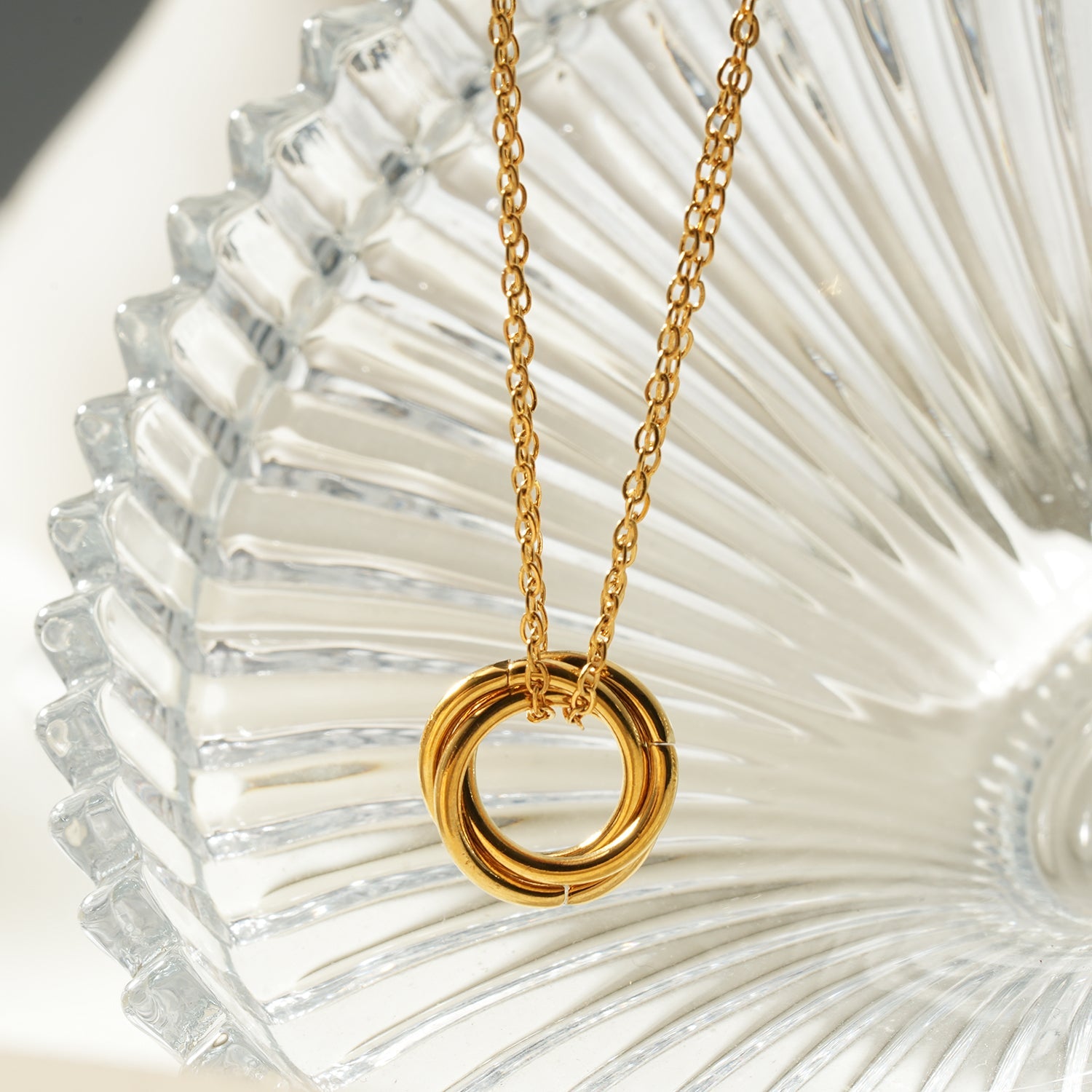 Collier double chaîne Elvira doré | Pendentif 3 anneaux entrelacés