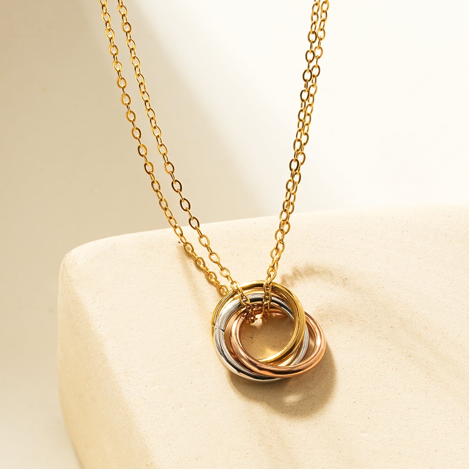 Collier délicat double chaîne Elvira | 3 anneaux entrelacés | Bijou symbolique