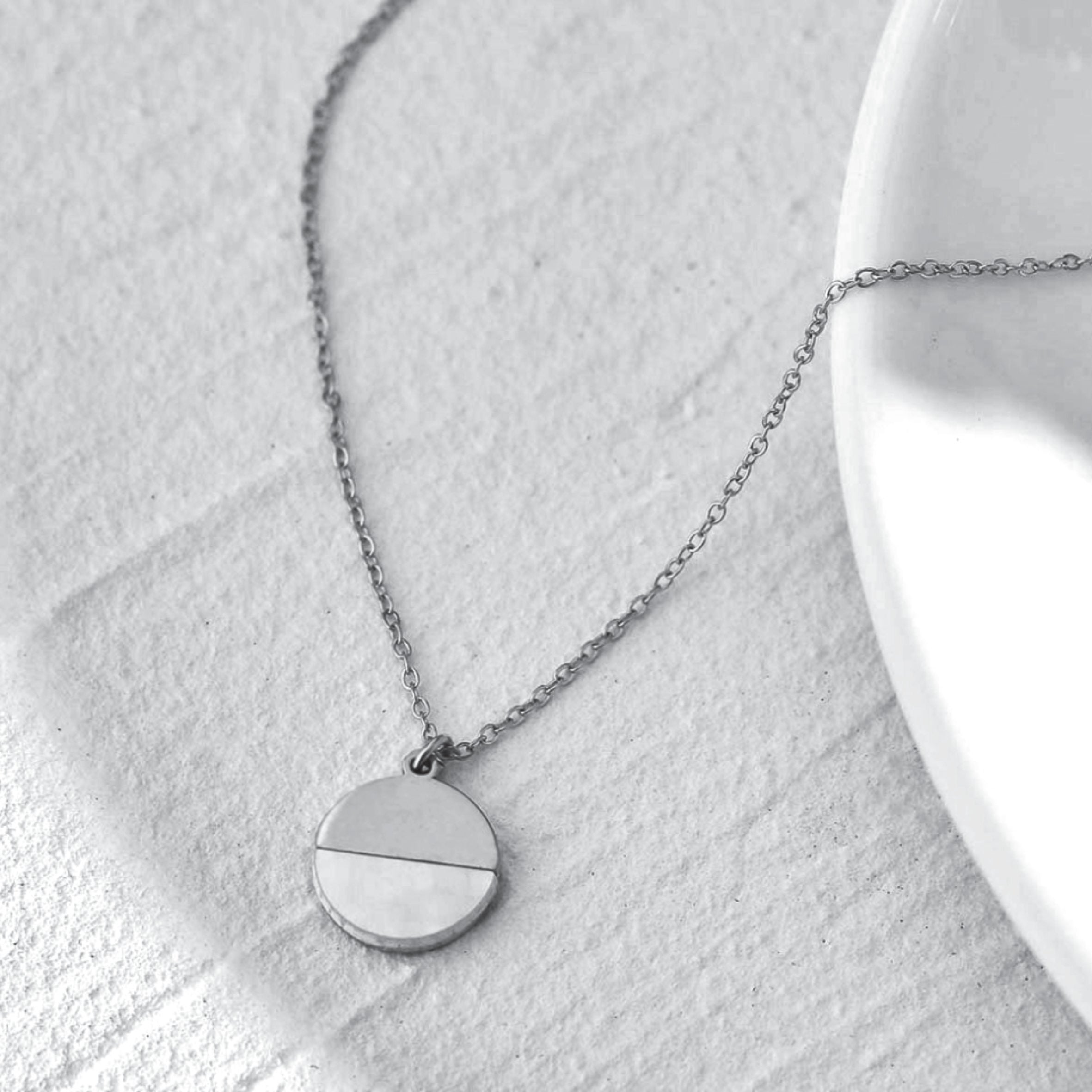 Collier Emersyn argenté | Pendentif rond minimaliste en métal et nacre