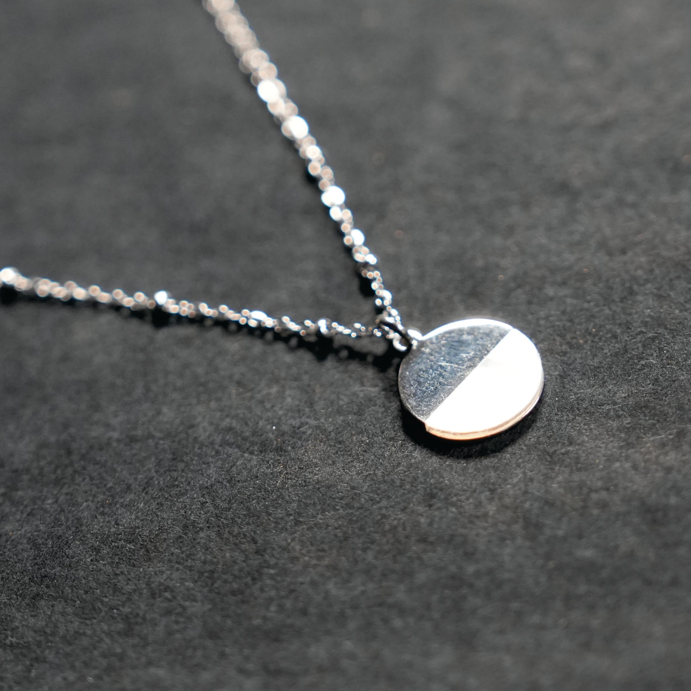 Collier Emersyn argenté | Pendentif rond minimaliste en métal et nacre