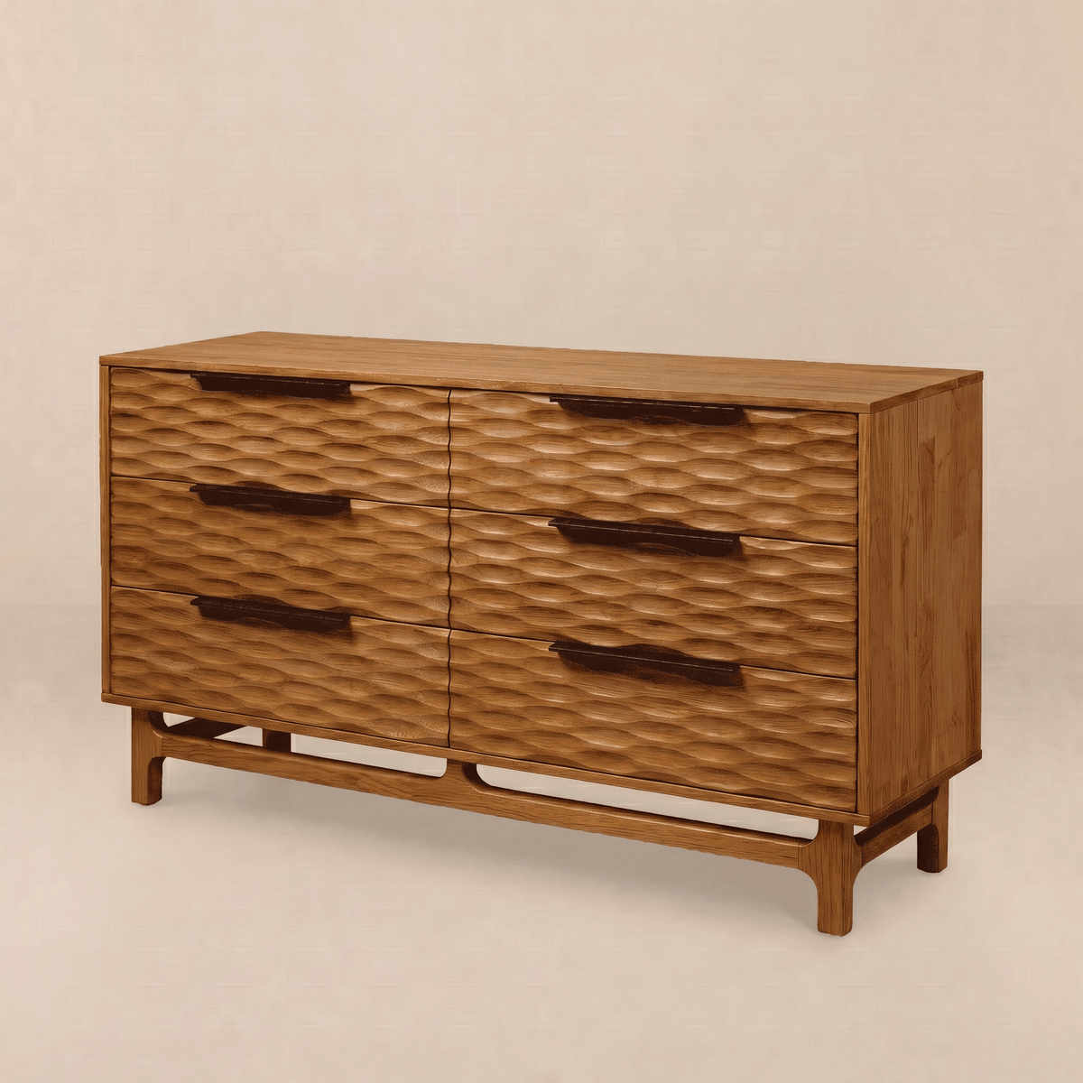 Commode en bois clair à 6 tiroirs, poignées noires, motif en relief ondulé