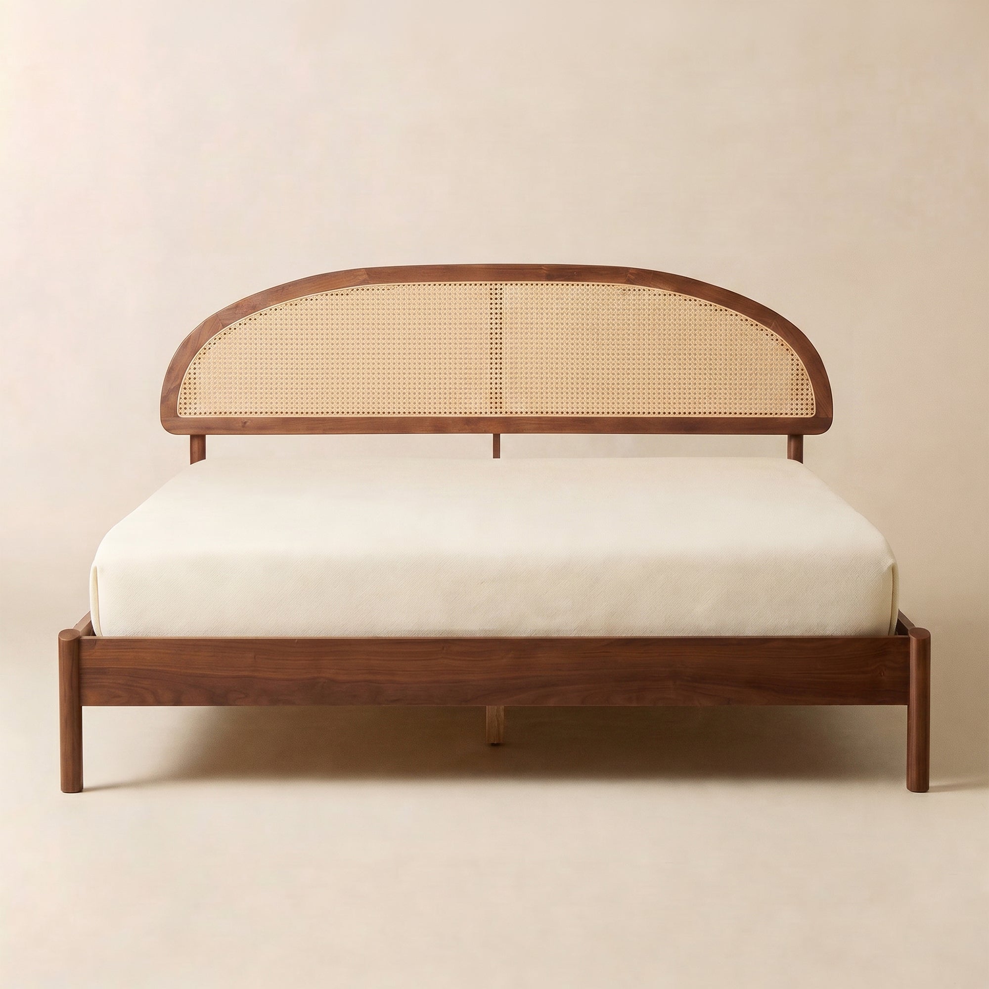 Cadre de lit Gem en bois massif de noyer, chêne et hévéa avec design moderne élégant et finition naturelle artisanale.