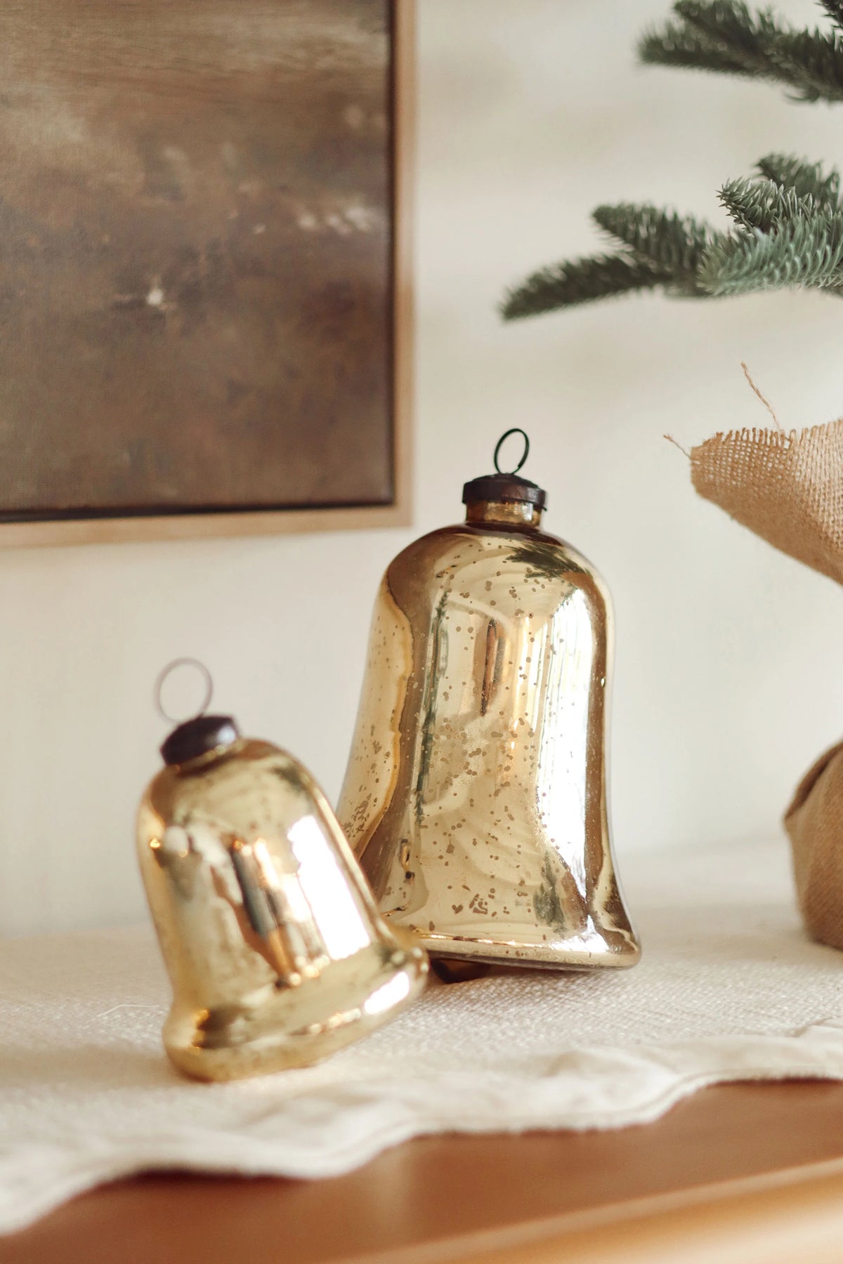 Cloche en verre doré avec reflets miroir, finition sablée et anneau de suspension.