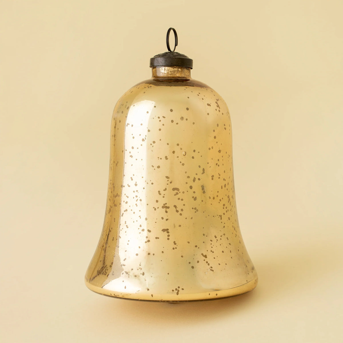 Cloche en verre doré, finition sablée, anneau suspendu sur le dessus.