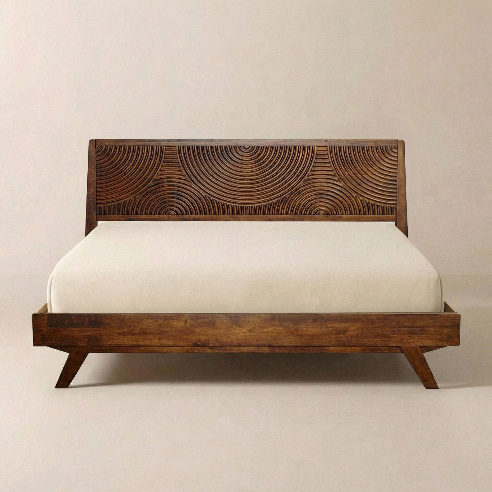 Cadre de lit Harmony en bois massif avec tête de lit circulaire sculptée dans un style Japandi moderne et épuré.