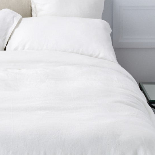 Housse de couette en lin blanc, gros plis et texture froissée, vue rapprochée