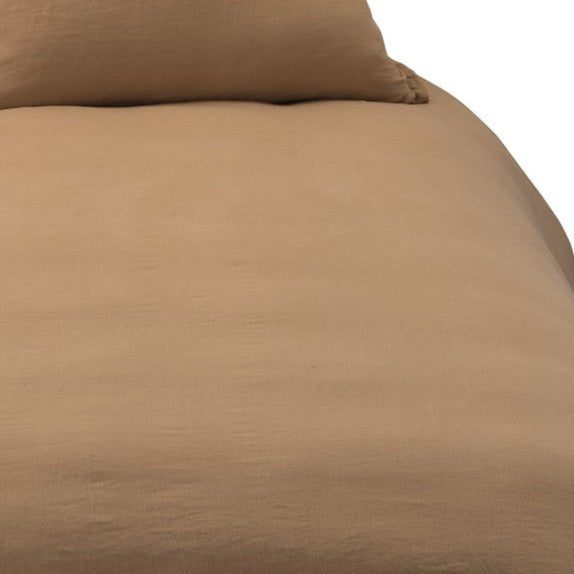 Housse de couette en lin marron, gros plan sur le tissu uni