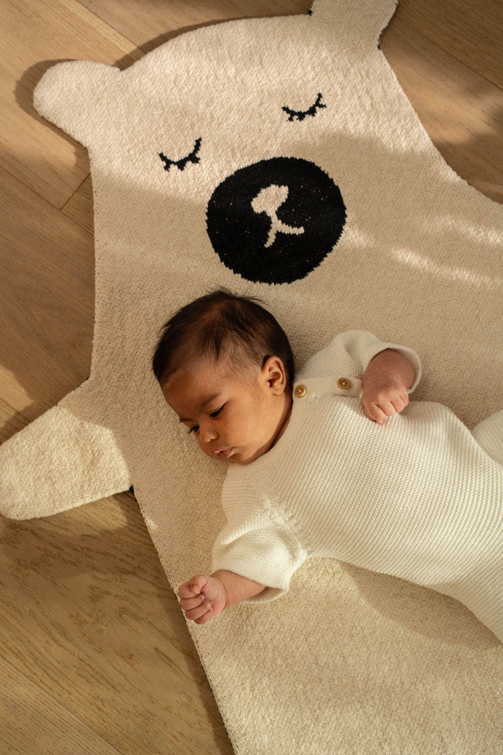 Tapis Tricoté Artisanal Ours Endormi | Décor Élégant pour Chambre d’Enfant