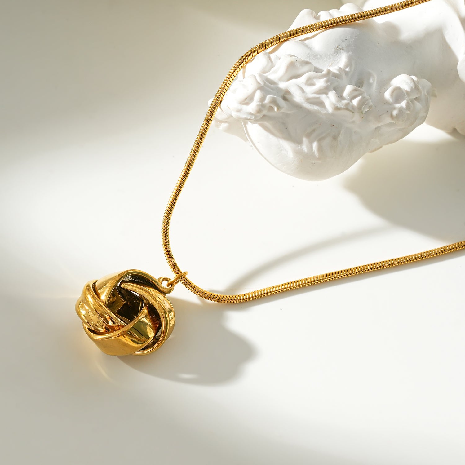 Collier Jaspur | Or 18 carats infusé | Chaîne effet serpent & pendentif nœud d'amour
