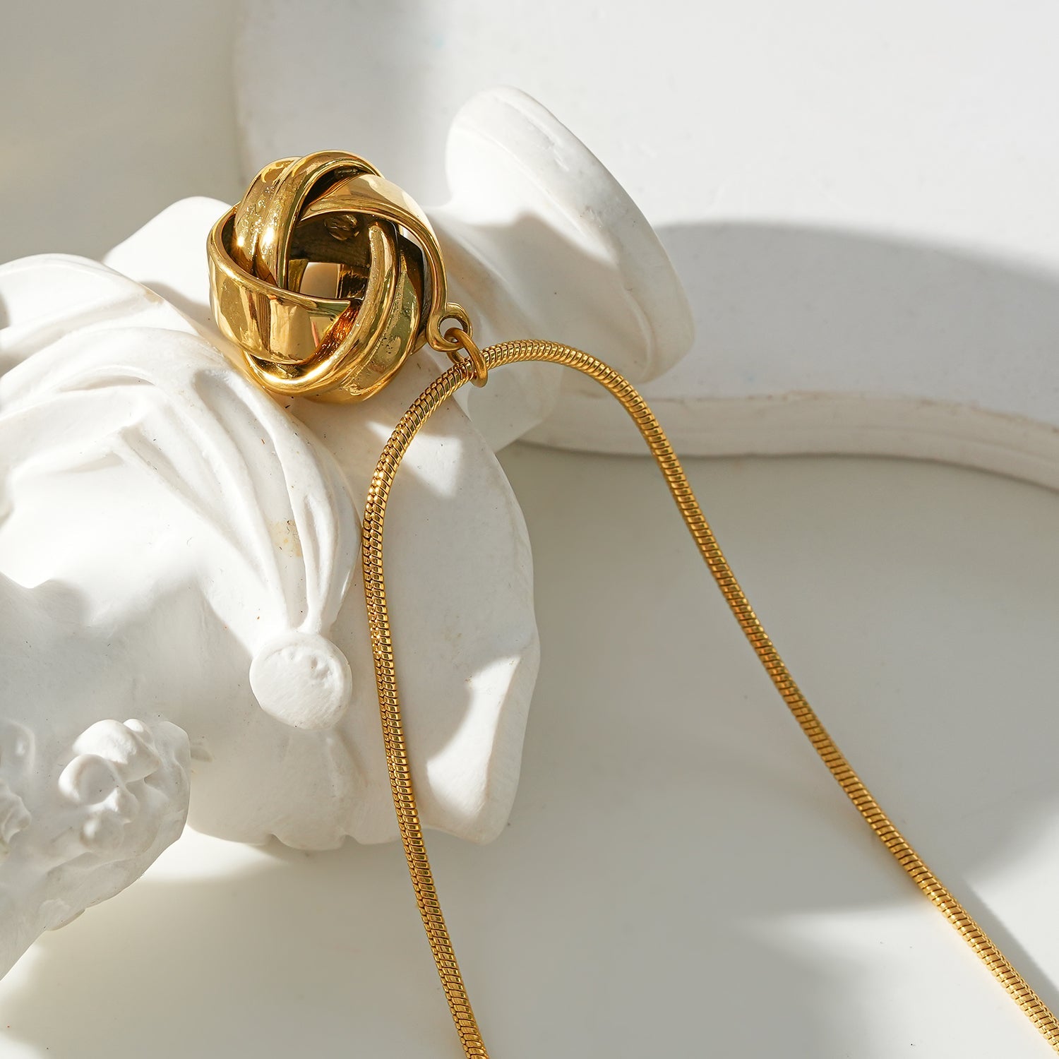 Collier Jaspur | Or 18 carats infusé | Chaîne effet serpent & pendentif nœud d'amour