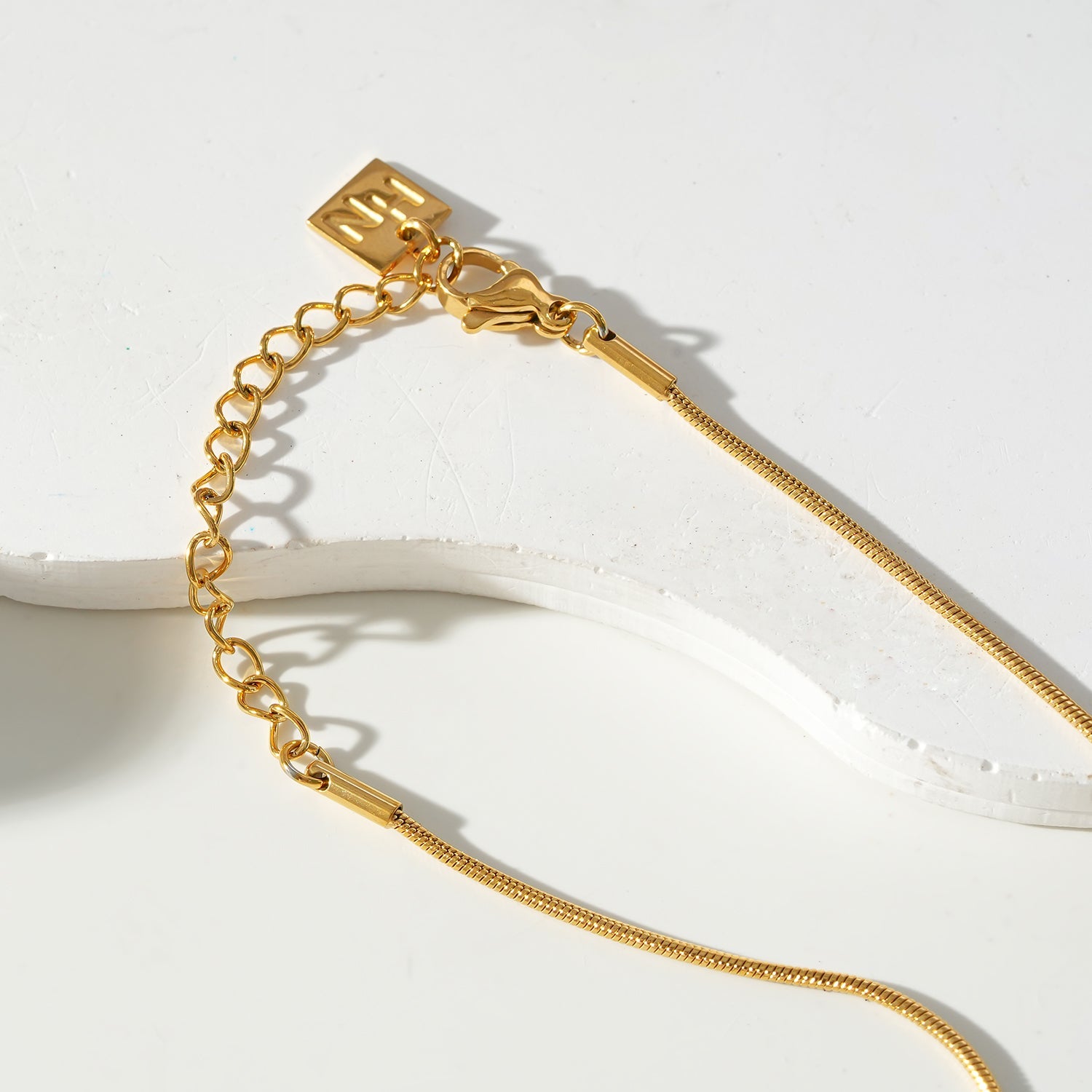 Collier Jaspur | Or 18 carats infusé | Chaîne effet serpent & pendentif nœud d'amour