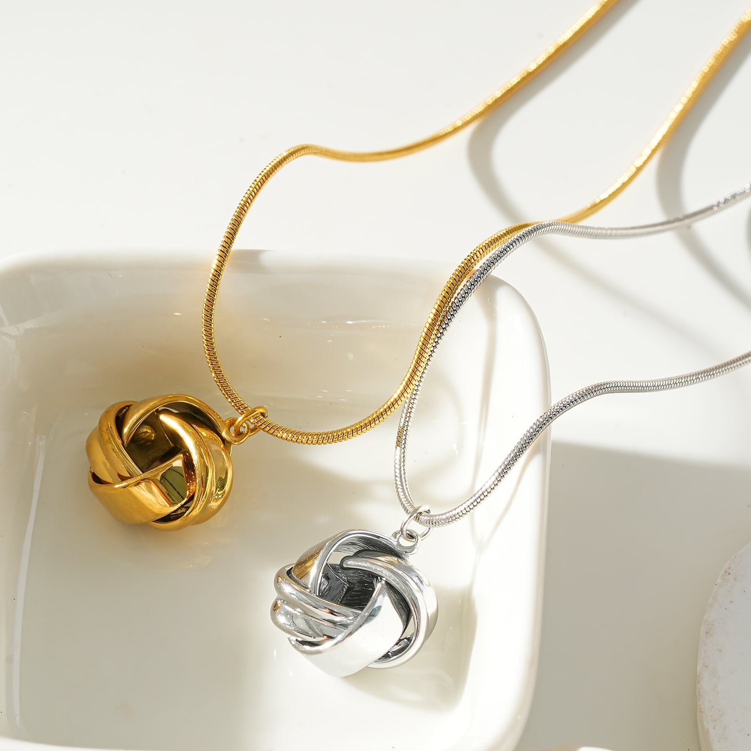 Collier Jaspur | Or 18 carats infusé | Chaîne effet serpent & pendentif nœud d'amour