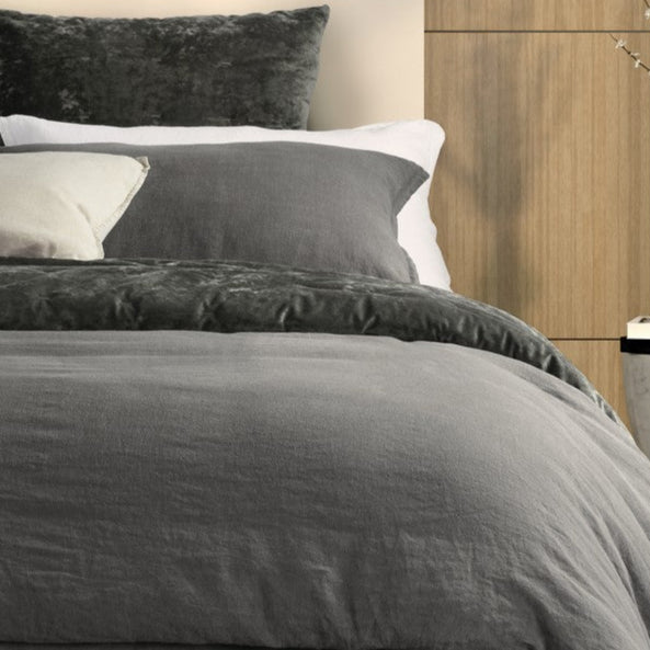 Housse de couette en lin gris charcoal Brunelli, style élégant et naturel plan rapproché