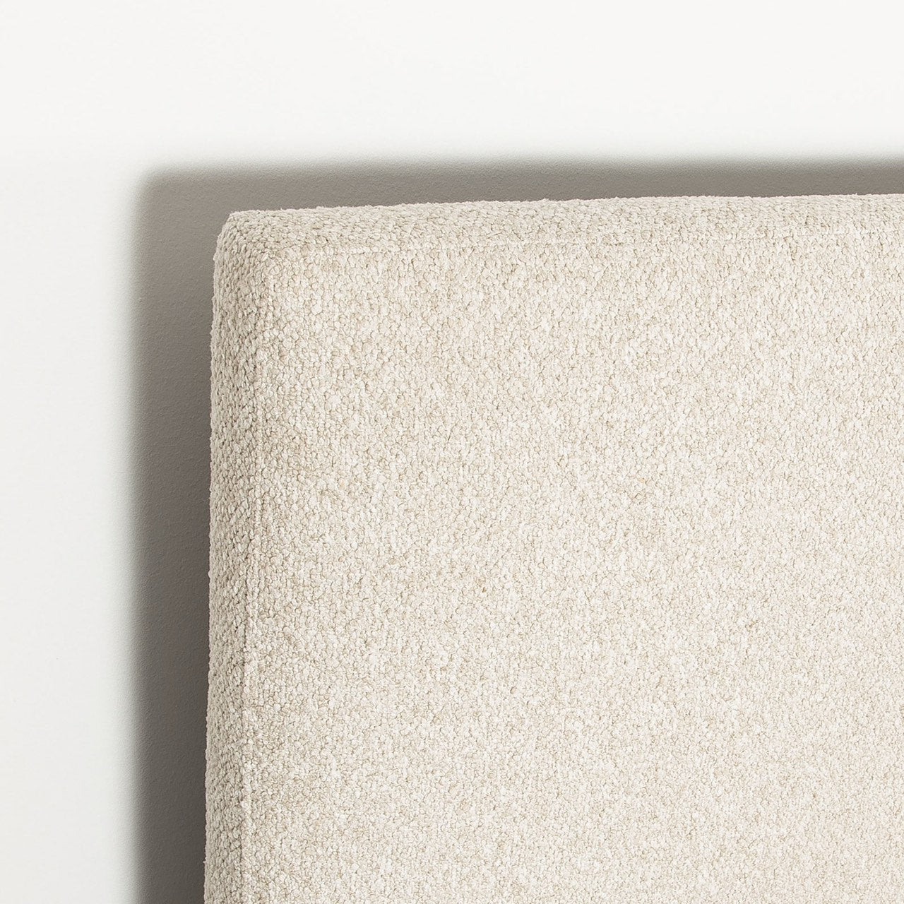 Lit double Luna chêne massif avec tête de lit rembourrée | 152 × 97 × 216 cm | Beige