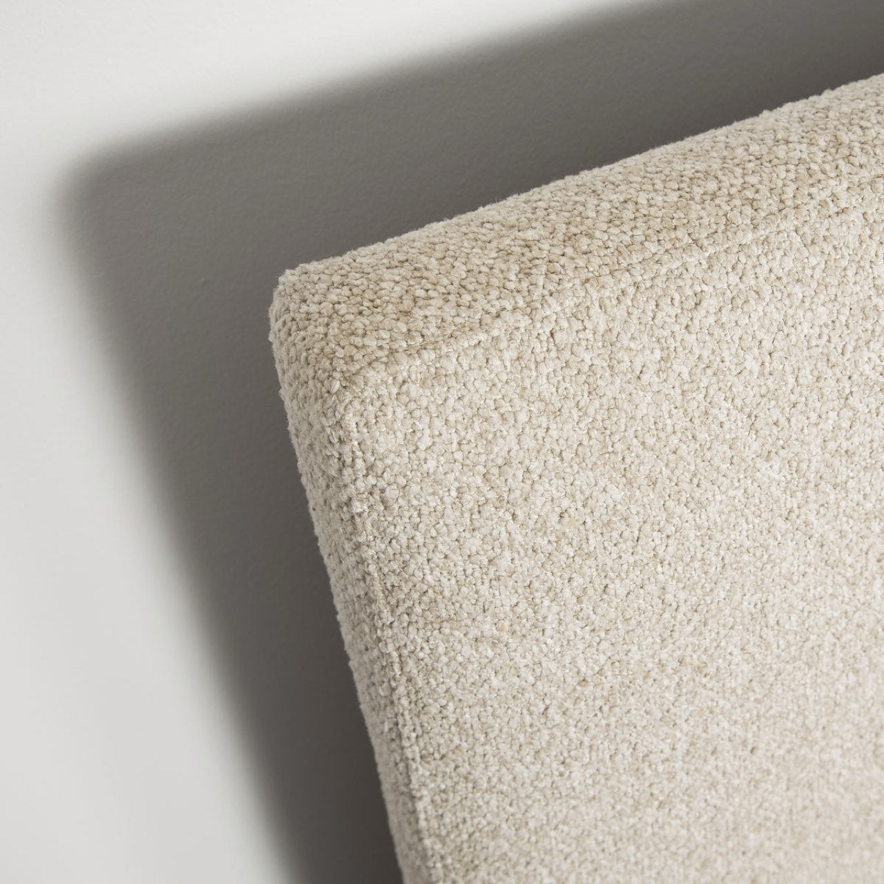 Lit double Luna chêne massif avec tête de lit rembourrée | 152 × 97 × 216 cm | Beige