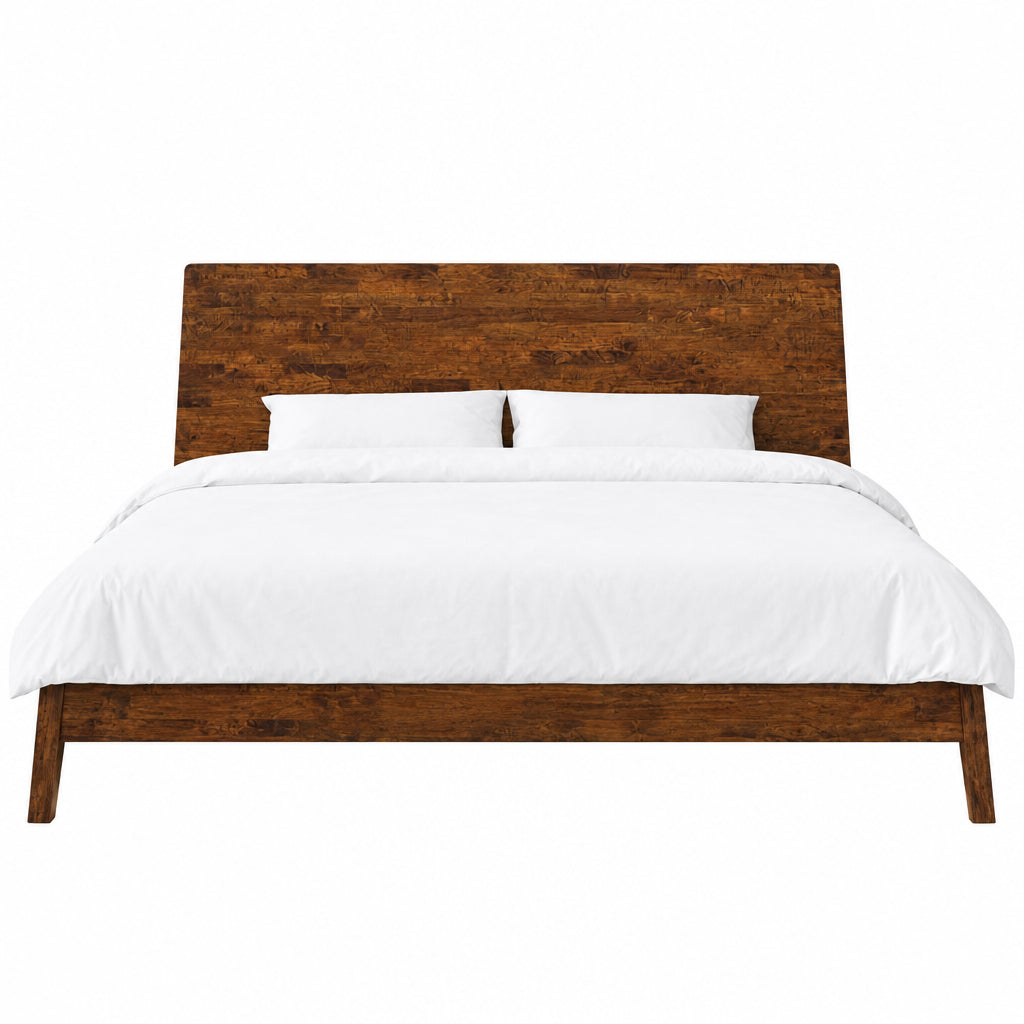 Lit plateforme en bois avec grand panneau de tête et draps blancs