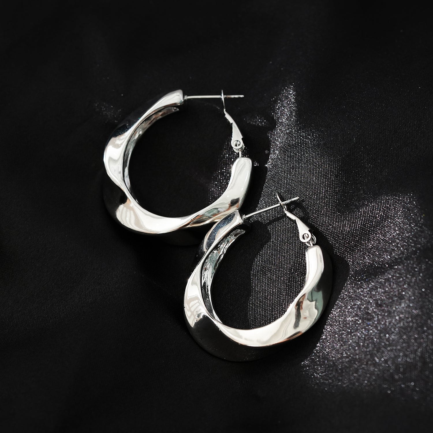 Boucles d’oreilles Marfa argentées | Anneaux sculpturaux abstraits
