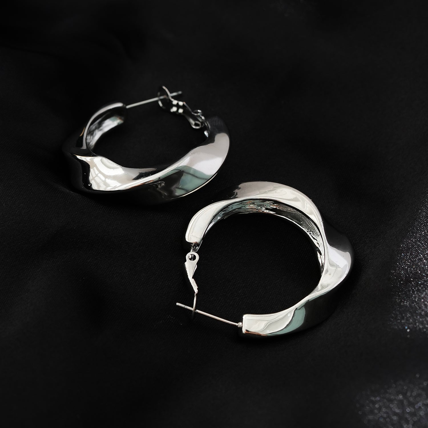 Boucles d’oreilles Marfa argentées | Anneaux sculpturaux abstraits