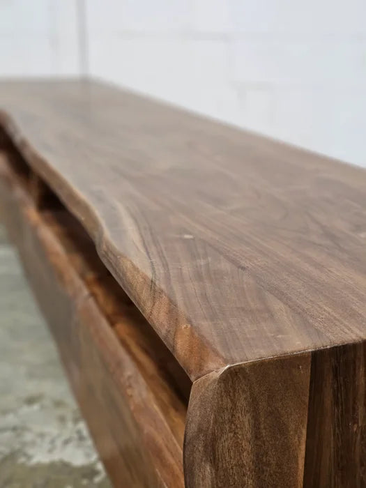 Meuble télé en bois d’acacia Live Edge | Fini Walnut | 4 tiroirs