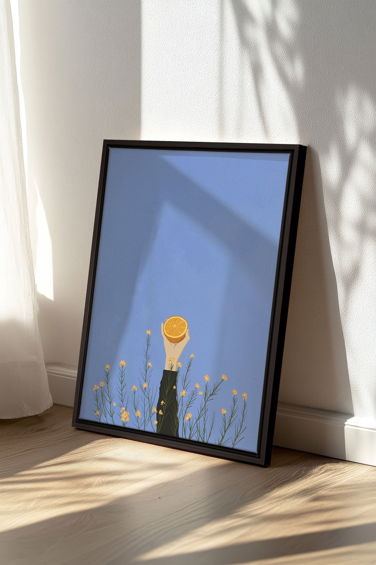 Œuvre sur toile tendue en cadre noir : fond bleu ciel, fleurs jaunes et pot doré.