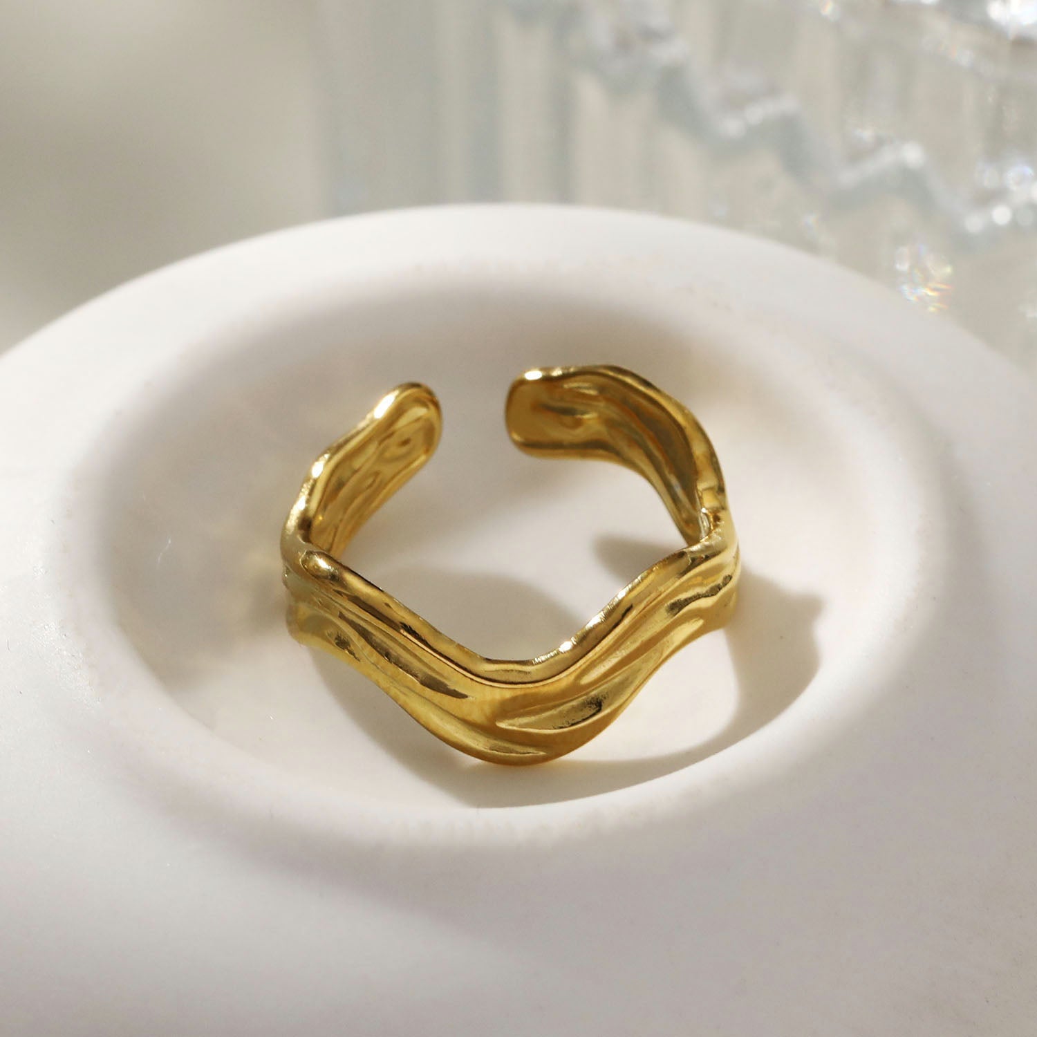 Bague Kalia | Finition en or pur 18 carats | Design ondulé texturé