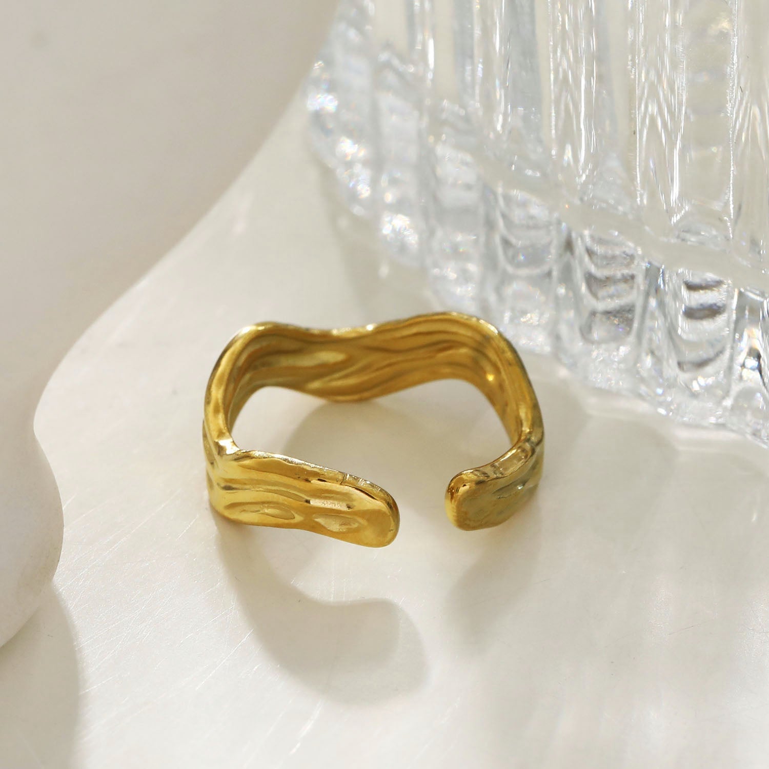 Bague Kalia | Finition en or pur 18 carats | Design ondulé texturé