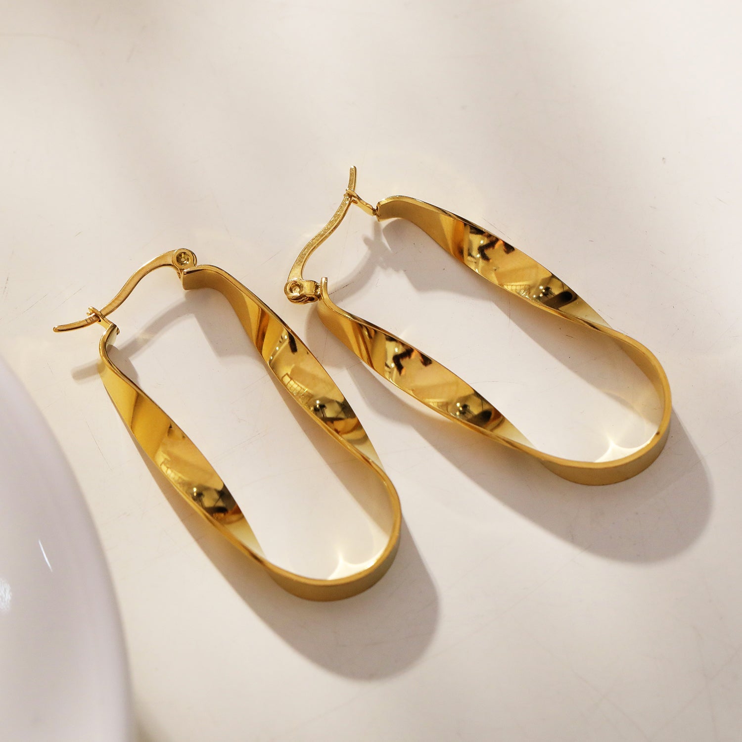 Boucles d’oreilles Gisela | Finition en or pur 18 carats | Anneaux torsadés