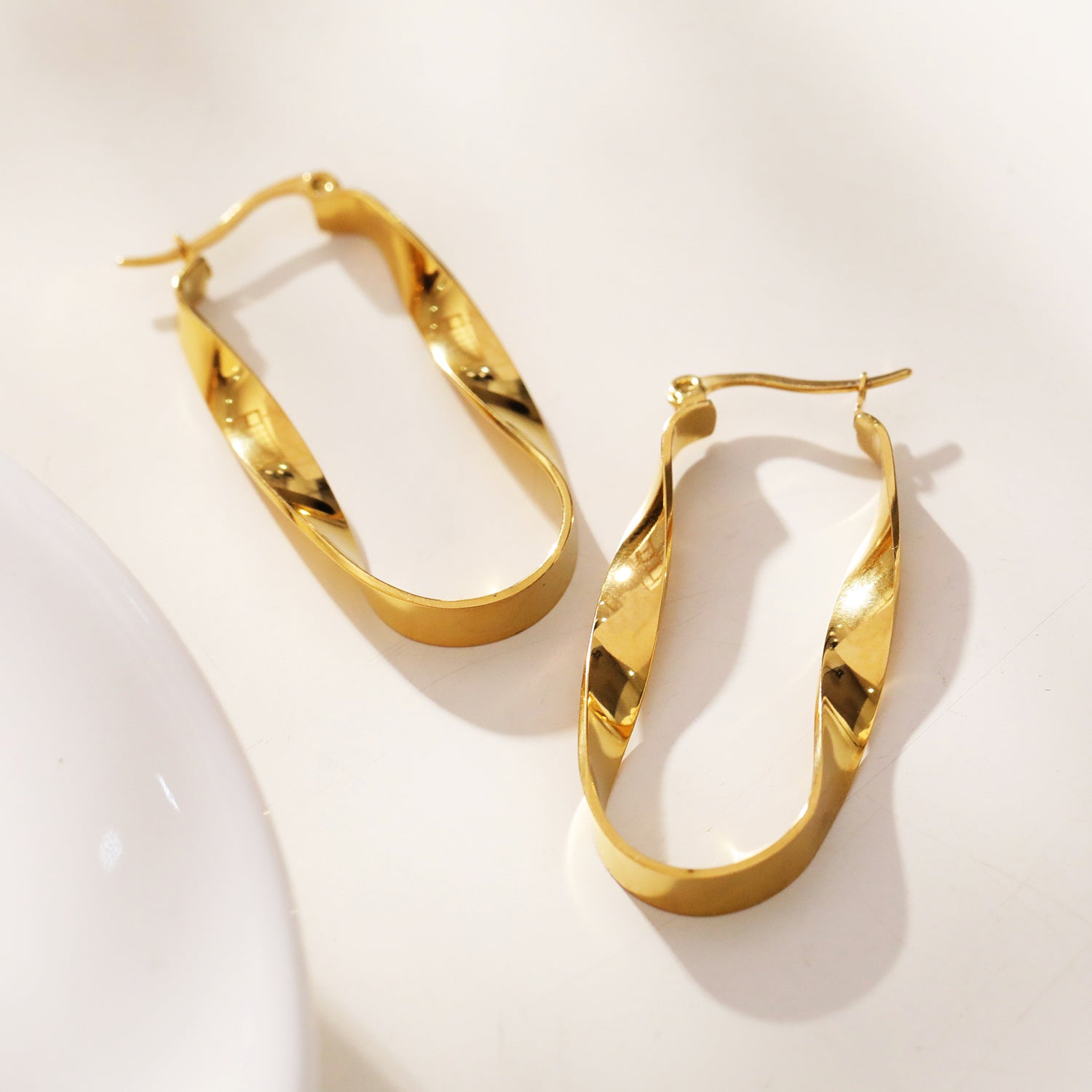 Boucles d’oreilles Gisela | Finition en or pur 18 carats | Anneaux torsadés