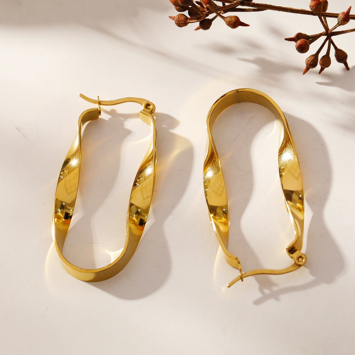 Boucles d’oreilles Gisela | Finition en or pur 18 carats | Anneaux torsadés
