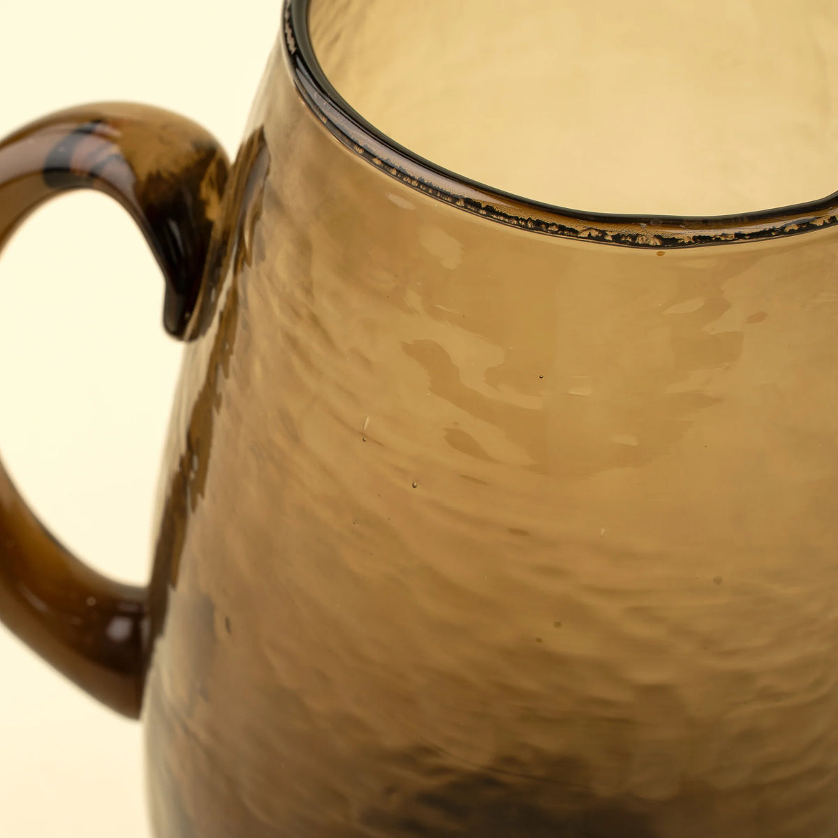 Pichet Madura en verre recyclé soufflé à la bouche de couleur brun terreux.