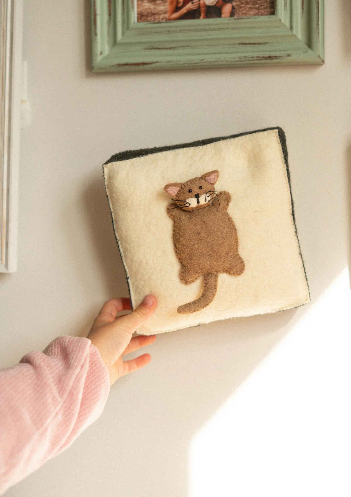 Plaque murale chat en feutre carré beige, silhouette chat brun cousue