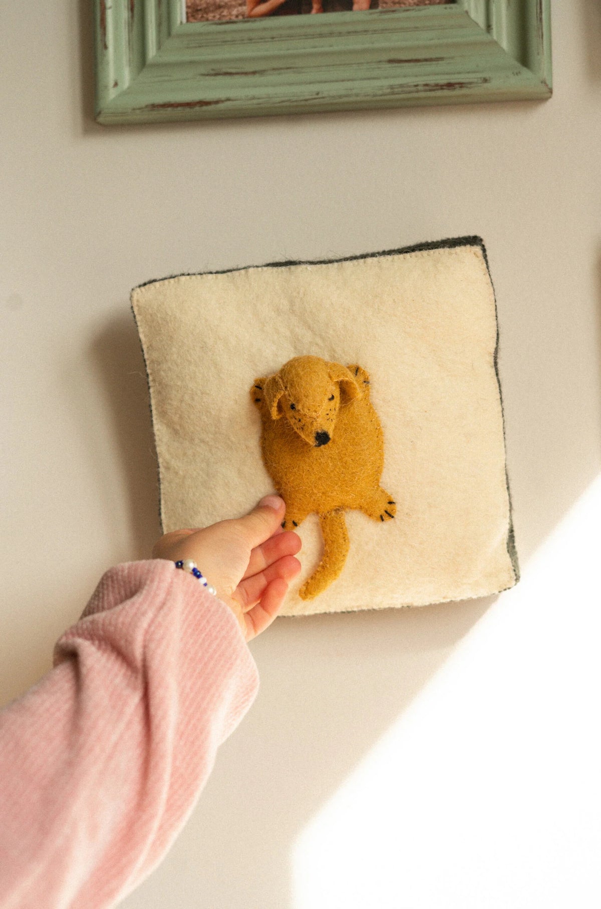 Plaque murale en feutre carrée beige avec chien orange cousu à la main