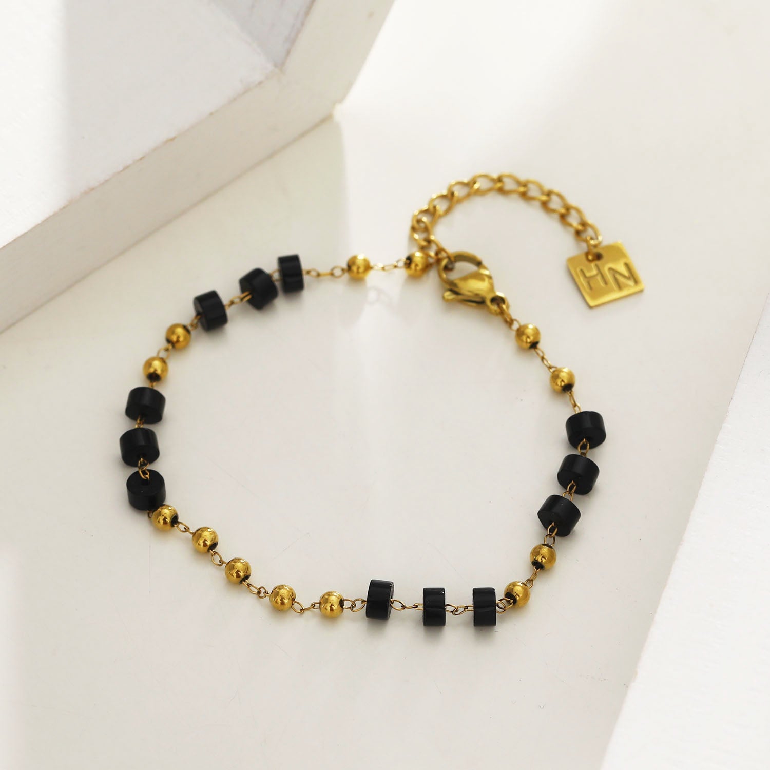 Bracelet Rosario en onyx noir et perles dorées | Pierre naturelle