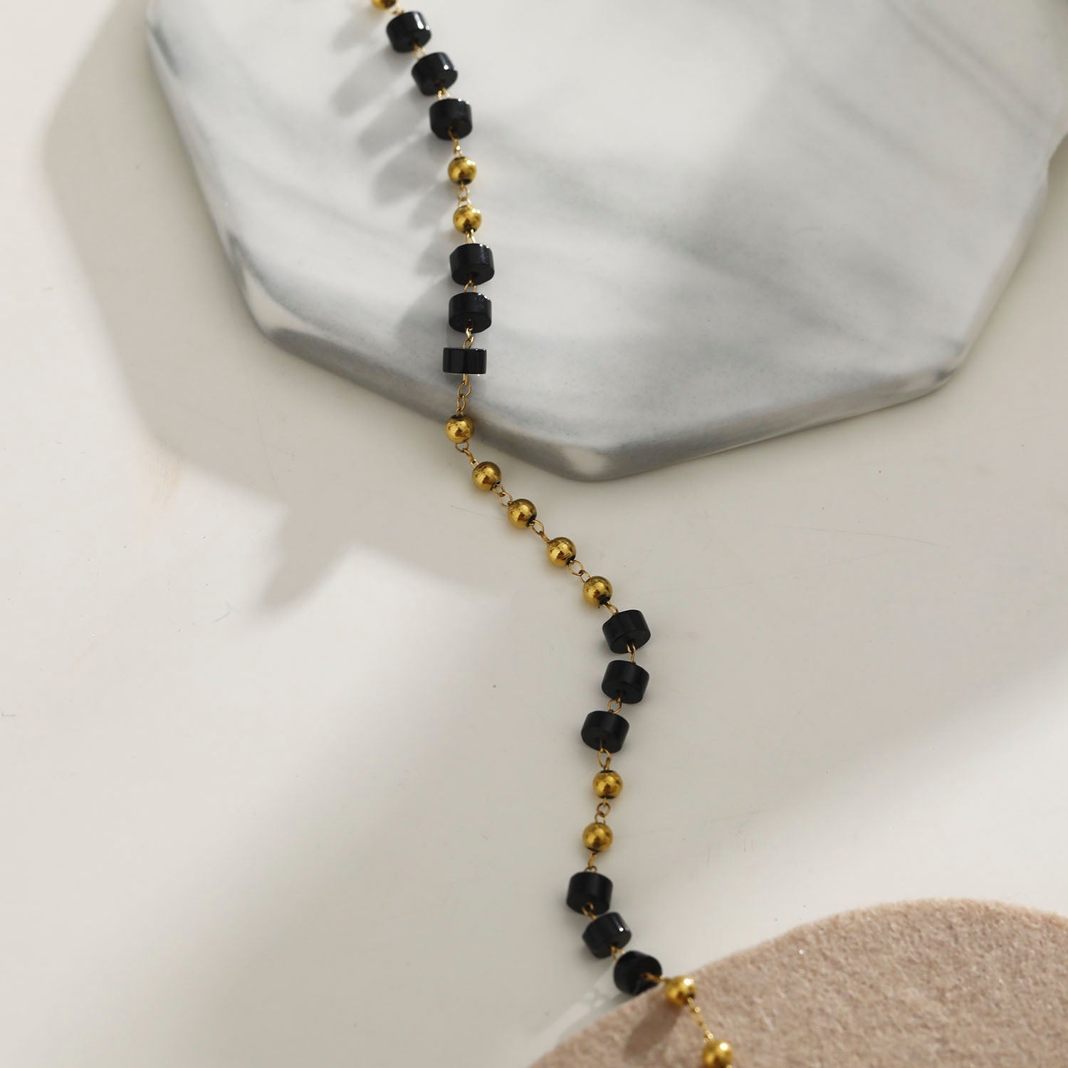 Bracelet Rosario en onyx noir et perles dorées | Pierre naturelle
