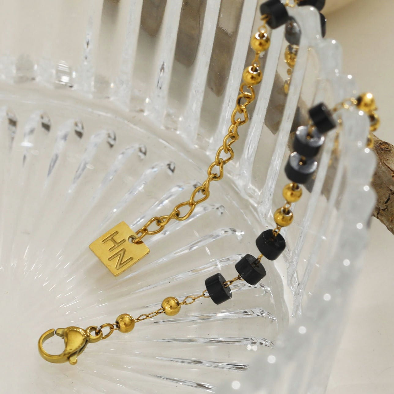 Bracelet Rosario en onyx noir et perles dorées | Pierre naturelle