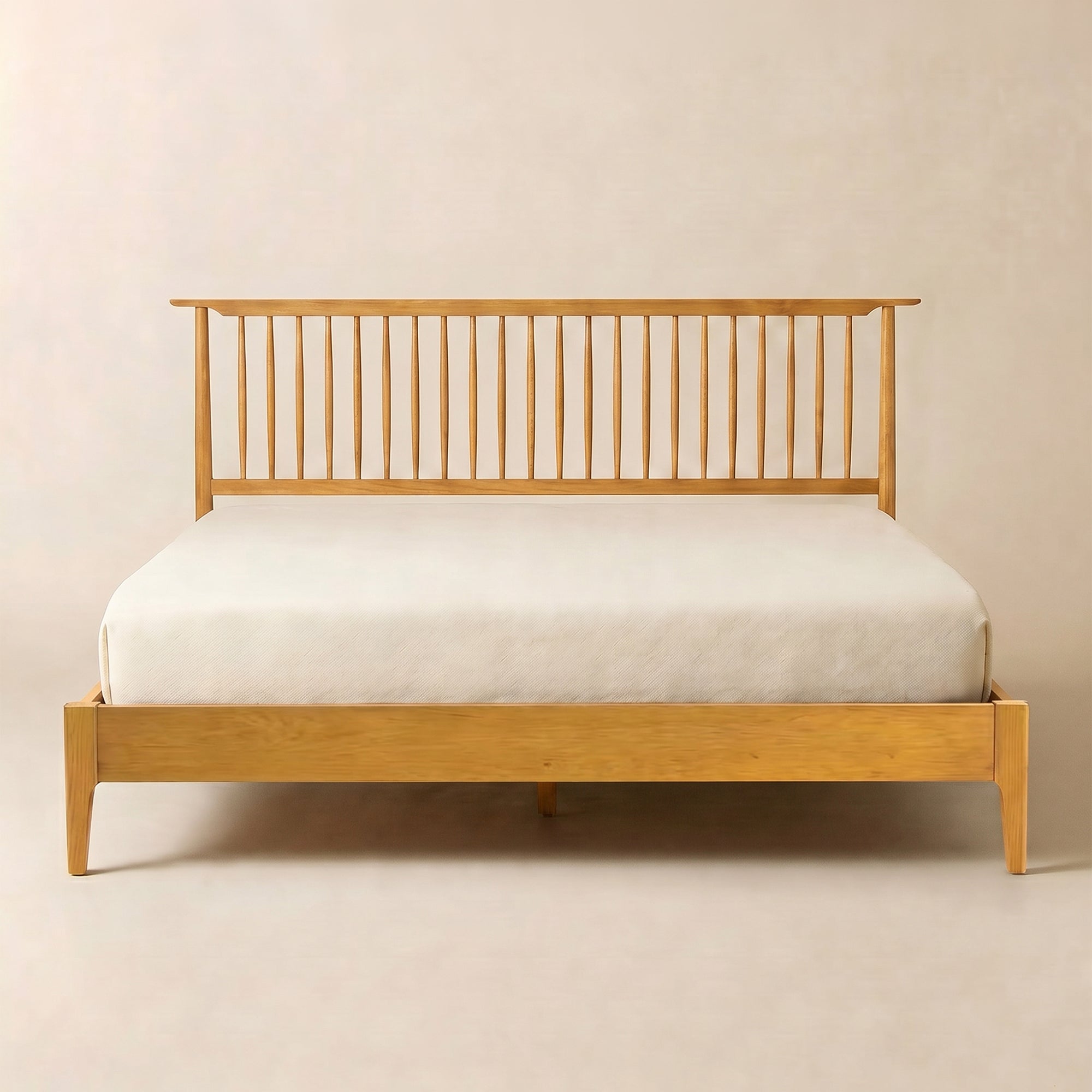 Cadre de lit Ruby en chêne massif et noyer avec design minimaliste mi-siècle moderne et finition élégante.